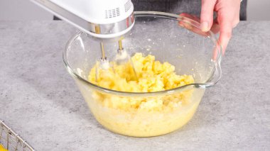 Adım adım. Limonlu kek hazırlamak için karıştırma kabının içindeki malzemeleri karıştırıyorum..