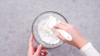 Düz yatıyordu. Adım adım. Beyaz jöleyi hazırlamak için karıştırma kabındaki malzemeleri karıştırıyorum..