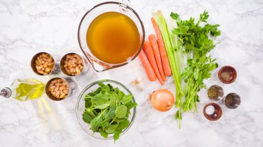 Vejetaryen fasulye çorbası yapmak için gerekli malzemeler..