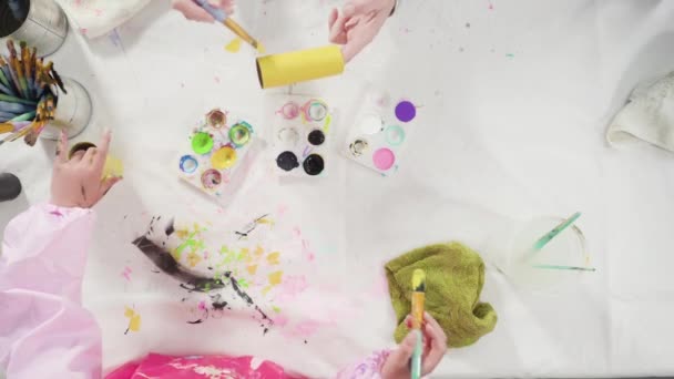平置きだ 子供の紙工芸品 紙の虫を作成するためにアクリル塗料で空のトイレタリーペーパーロールをペイント — ストック動画
