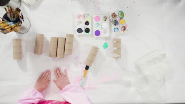 平置きだ 子供の紙工芸品 紙の虫を作成するためにアクリル塗料で空のトイレタリーペーパーロールをペイント — ストック動画