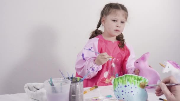 Gadis Kecil Melukis Patung Mache Kertas Dengan Cat Akrilik Untuk — Stok Video
