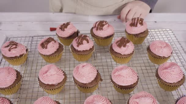 Szitáló Csokoládé Ganache Tetején Sütés Csokoládé Málna Cupcakes — Stock videók