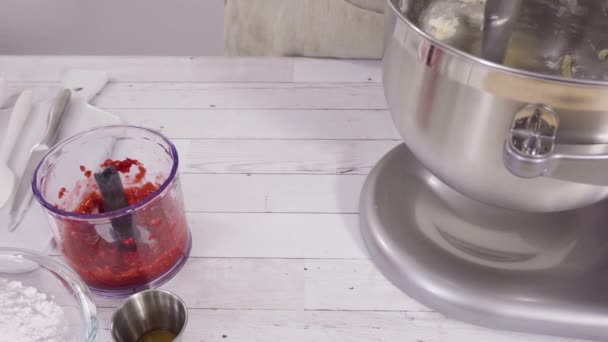 Preparazione Crema Burro Formaggio Lampone Miscelatore Cucina Cuocere Cupcake Lampone — Video Stock