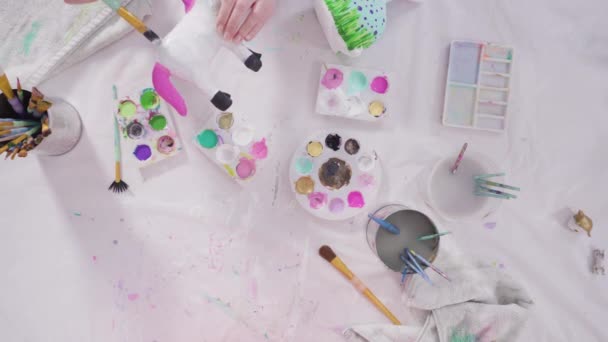 Leżeć Płasko Dziewczynka Maluje Papierowe Figurki Mache Farbą Akrylową Projektu — Wideo stockowe