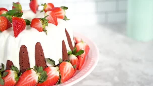 Red Velvet Bundt Cake Cream Cheese Frosting Garnished Fresh Strawberries — Stockvideo