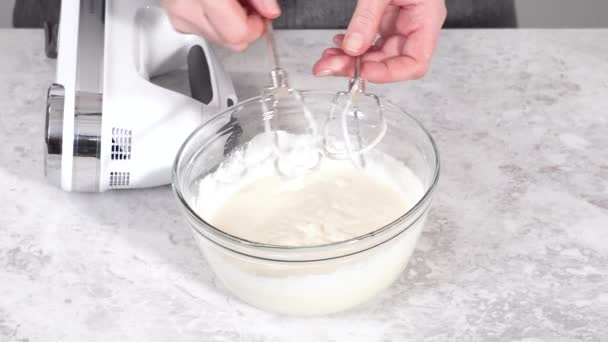 一歩ずつ ガラス製の混合ボウルに材料を混合し クリームチーズの霜降りを準備する — ストック動画