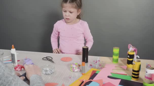 시간의 아이들은 종이로 뗏목입니다 화장지를 사용하여 뭉치와 용지를 만들고 — 비디오