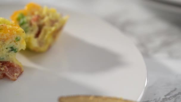 一步一步 白盘上的碎咸肉和奶酪松饼 — 图库视频影像