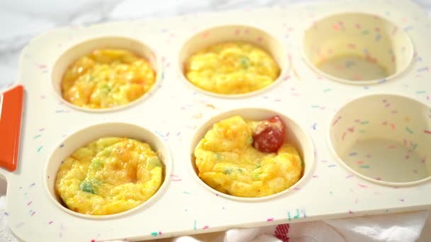 一歩ずつ オーブンのベーコンとチーズの卵マフィンから新鮮な冷却 — ストック動画