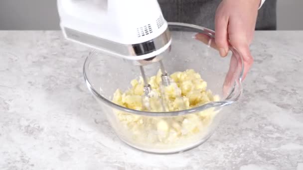 Paso Paso Mezclar Los Ingredientes Tazón Vidrio Para Preparar Pastel — Vídeos de Stock