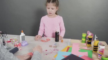 Çocuk kâğıtları. Boş tuvalet kağıdı rulolarından ve inşaat kağıdından kağıt hataları yapmak.