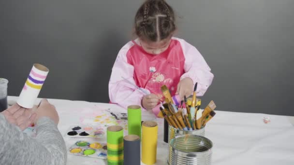 Scartoffie Bambini Dipingere Rotoli Carta Igienica Vuoti Con Vernice Acrilica — Video Stock
