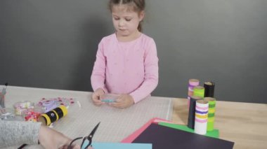 Çocuk kâğıtları. Boş tuvalet kağıdı rulolarından ve inşaat kağıdından kağıt hataları yapmak.