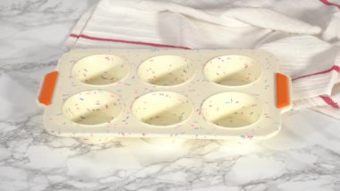 Adım adım. Pastırma ve peynirli kek yapmak için silikon kek tepsisi dolduruyorum..