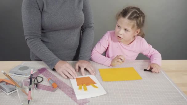 Kleines Mädchen Bastelt Aus Baupapier Eine Handgefertigte Vatertagskarte — Stockvideo