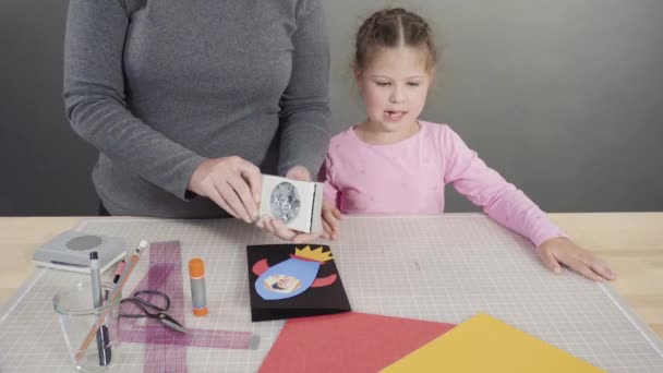 Liten Flicka Gör Handgjord Fäder Dag Kort Från Byggpapper — Stockvideo
