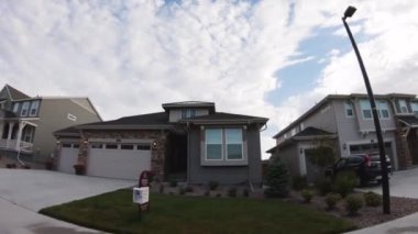 Denver, Colorado, ABD-19 Temmuz 2020 - Bir yaz sabahı tipik banliyö manzarası.