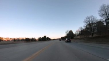 Denver, Colorado, ABD-15 Ocak 2020 - Amerika 'nın banliyölerinde tipik asfalt yollarda sürüş.