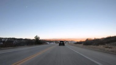 Denver, Colorado, ABD-15 Ocak 2020 - Amerika 'nın banliyölerinde tipik asfalt yollarda sürüş.
