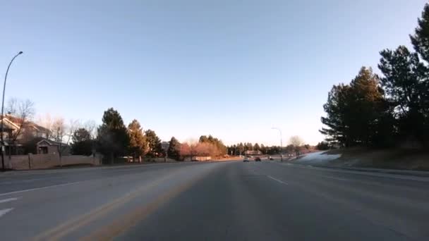 콜로라도주 2020 교외의 전형적 도로에서 — 비디오