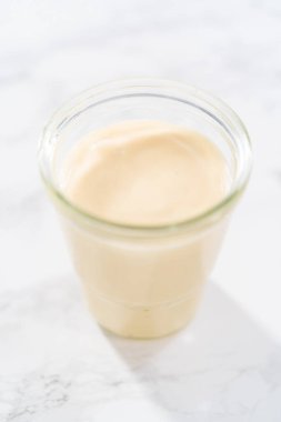 Küçük cam bir kavanozda eggnog jölesi.