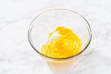 Paskalya pastası pişirmek için kremaya sarı gıda boyası karıştırıyorum..