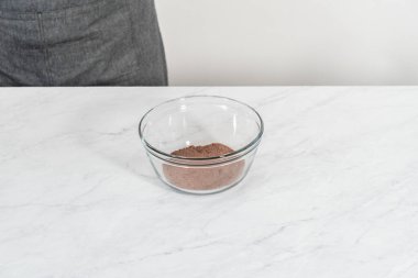 Çikolatalı kraker pişirmek için karıştırma kabında malzemeleri karıştırıyorum..