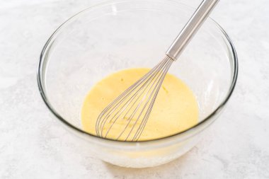 Çilekli kek pişirmek için karıştırma kabıyla karıştırma kabının içindeki malzemeleri karıştırıyorum..