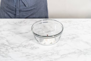 Paskalya pastası pişirmek için kremaya pembe gıda boyası karıştırıyorum..