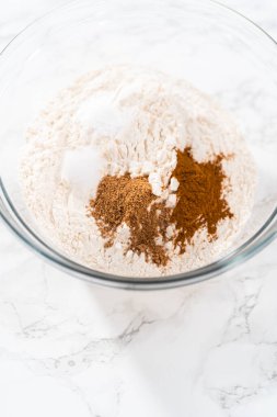 Kuru malzemeleri büyük bir bardakta çırpma kabıyla karıştırıp yumurta likörü pişirmek..