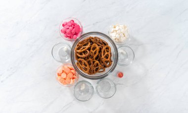 Düz yatıyordu. Çikolata kaplı çubuk kraker hazırlamak için cam karışımında ölçülmüş malzemeler..