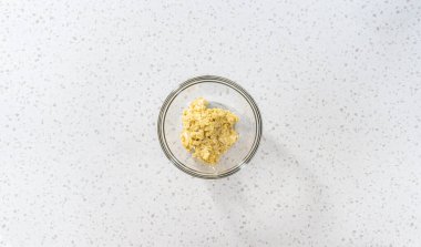 Düz yatıyordu. Kahvaltılık börekleri yumurta ve tatlı patatesle hazırlamak için karıştırma kabındaki malzemeleri karıştırıyorum..