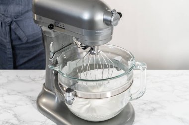 Paskalya kurabiyesi pişirmek için mutfak mikseri malzemelerini karıştırıyorum..