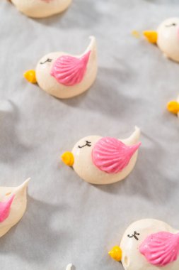 Yeni pişmiş Paskalya kurabiyeleri kuş şeklinde..