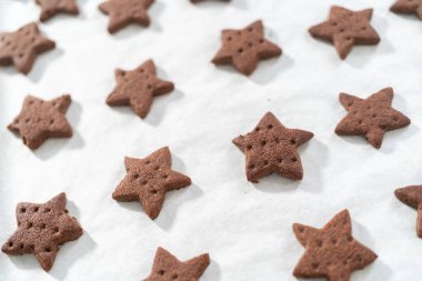 Parşömen kağıdıyla kaplanmış, fırınlanmış, taze yıldız şeklinde çikolatalı kraker..