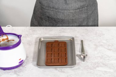 Çikolata kalıbını eritilmiş siyah çikolatayla doldurarak gurme mini çikolatalar hazırlıyorum..