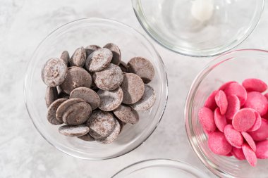 Bardaktaki malzemeler, gurme çikolatalarını serpiştirmek için karıştırma kabı..