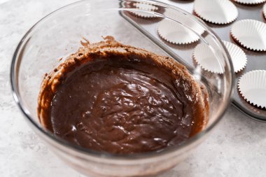 Çikolatalı çilekli kek pişirmek için kek hamurunu kek kaplarının içine atıyoruz..