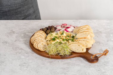 Tahtaya sebze ve ekmek koyarak tereyağı monte etmek..