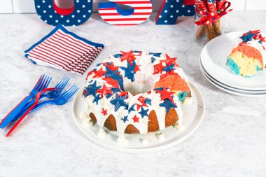 4 Temmuz pasta dilimleme Vanilya jöleli ve çikolata yıldızlı.