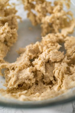 Malzemeleri karıştırıcı ile karıştırarak büyük bir karıştırma kabında yumurta likörü pişirmek..