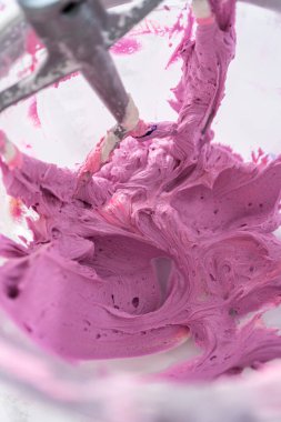 Mutfaktaki elektrikli mikserin içeriğini karıştırıp tereyağlı krema yapıyorum..