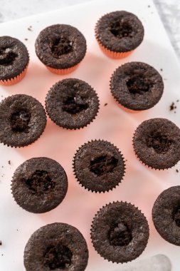 Taze pişmiş çikolatalı kekleri çilekle dolduruyorum..