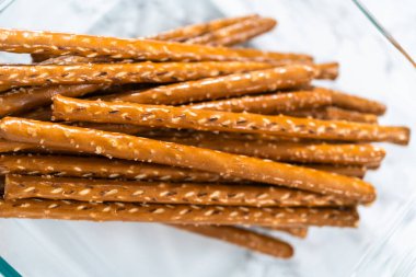 Deniz kızı çikolatalı çubuk kraker hazırlamak için cam karıştırma kabındaki malzemeler..