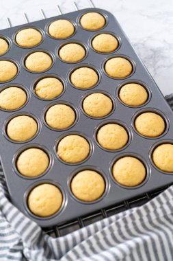 Mutfak tezgahında yeni pişmiş mini vanilyalı kekler..