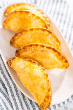 Mutfak tezgahında yumurta ve tatlı patatesli taze pişmiş börek..