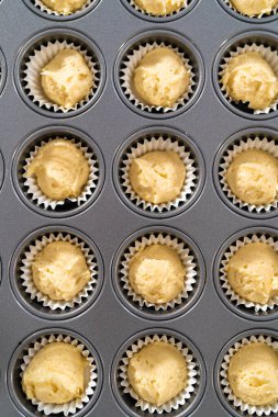 Hamur kepçesiyle kek hamuru pişirip kek tepsisine koymak ve kremalı mini vanilyalı kek pişirmek..