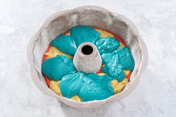 Pasta tepsisini kırmızı, beyaz ve mavi keklerle doldurarak 4 Temmuz 'da çikolata yıldızlı kek yapmak..