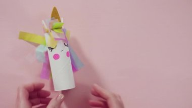 Düz yatıyordu. Tuvalet kağıdı rulosundan tek boynuzlu at yapmak ve el işi kağıt yapmak..